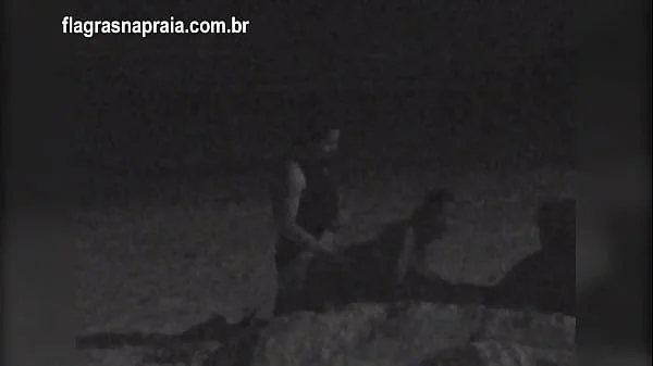 Filmei um casal fazendo sexo na praia a noite. Um segurança botou eles pra correr