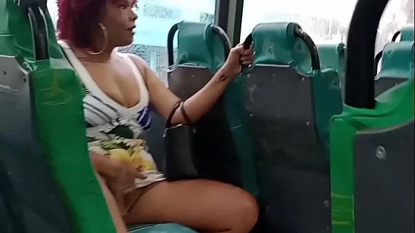 Me exibi dentro do ônibus e o corno melou a cueca