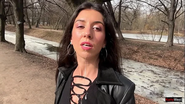 I want to walk through the park with cum on my face! Cum on my face! - Public Cumwalk