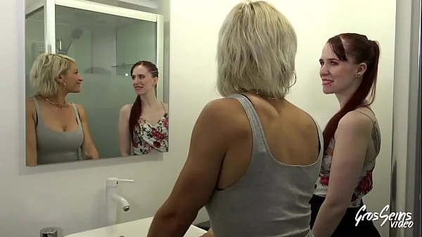 Kim, milf blonde et coquine, qui a envie de jeux lesbiens