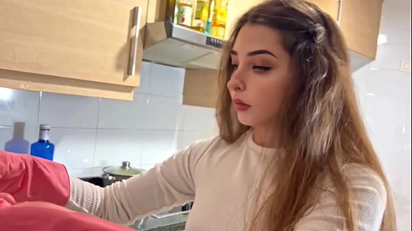 La chica  que limpia en casa me pone caliente con sus jeans , la follo duro como le gustan a esa edad