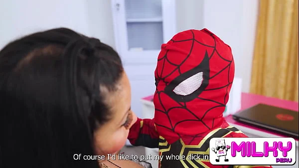 Mini spiderman rescata a una milf de enormes tetas en el hospital