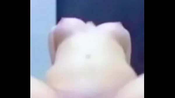Un étranger me baise le cul dans les WC d'un bar