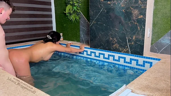 NOS QUEDAMOS SOLOS EN CASA CON MI PRIMA Y FOLLAMOS DURO EN LA PISCINA