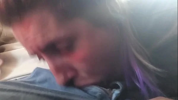 Putita enojada le chupa la pija a un desconocido en el bus