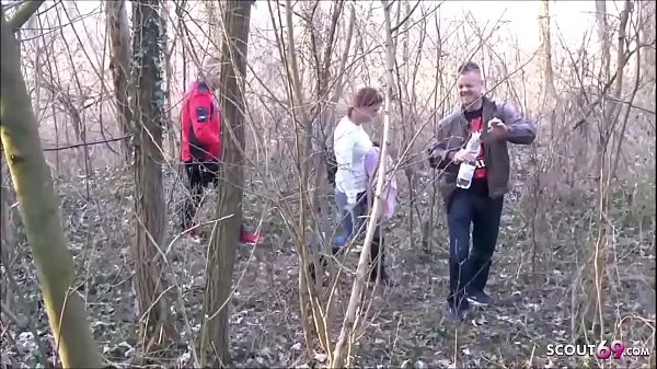 Deutsche junge rothaarige Studentin von zwei Fremden im Biergarten abgeschleppt und im Wald gefickt