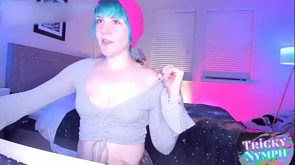 Hipster Slut Shakes Her Butt