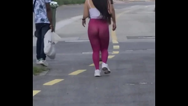 Casada quase nua na rua de calça legging transparente Luana Kazaki