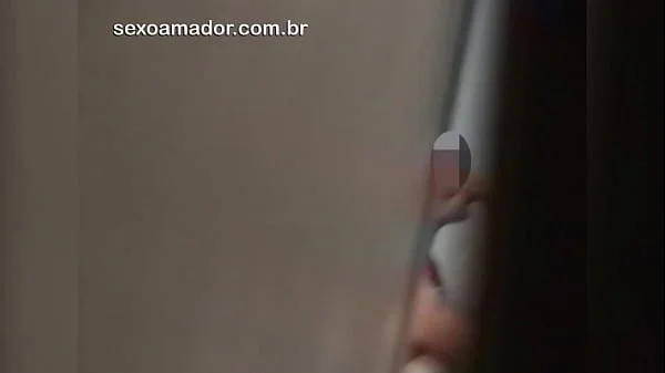 Jovens proibidos de foder na casa dos pais se expõem em público e são flagrados em vídeo