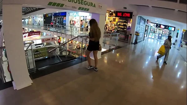 Sara Blonde caminando por el centro comercial en Bucaramanga con el lovense lush activado