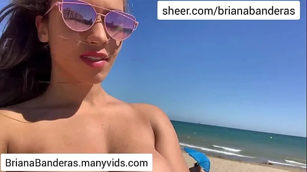 Briana Banderas cachonda se masturba en una playa publica