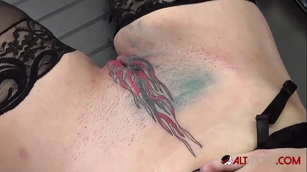 Rosie Rayes sucks cock while having her pussy tattooed