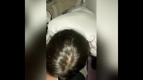 DOS Lindas Estudiantes Mexicanas Compartiendo Verga CHUPÁNDOLA al Mismo Tiempo en el Cuarto del Conserje! Dos Alumnas Calientes en la ESCUELA y un PENE para las Dos! Sexo Casero Amateur! (Segunda Parte)