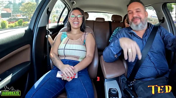 Bruna Paz mostra seu corpo todo natural e os seios gigantes nas ruas no carro - Ma Santos Oficial