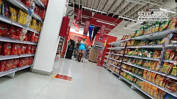 Loira gostosa sem calcinha no supermercado